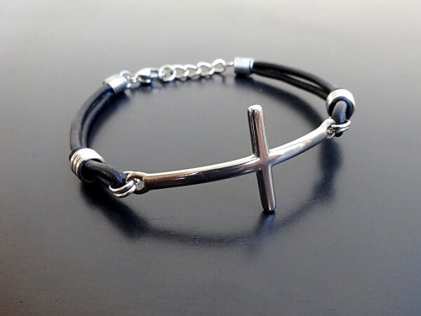LARGE STAINLESS STEEL CROSS LEATHER BRACELET 1A NO LOGO