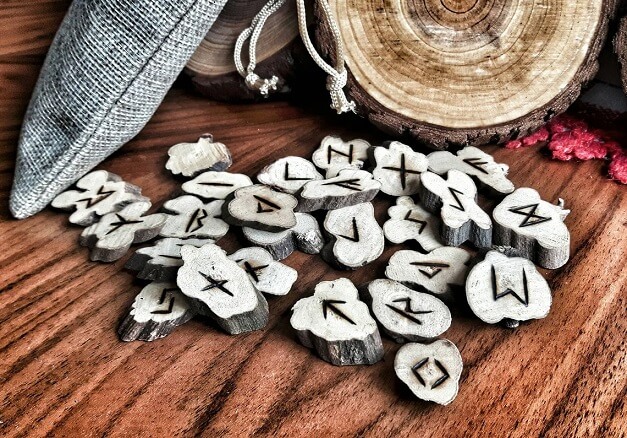 HOW TO READ RUNES